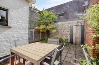 <strong><u>Vraagprijs 169.000 euro!</u></strong><br /><br />Ontdek deze charmante woning gelegen in een rustige straat in het gezellige Sint-Eloois-Vijve, een deelgemeente van Waregem. De woning bevindt zich op wandelafstand van buurtwinkels, scholen en openbaar vervoer. Dankzij de vlotte verbinding met de N382 en de nabijheid van de E17 is ook het stadscentrum van Waregem snel bereikbaar.<br /><br /><u><strong>Indeling van de woning</strong></u>
<ul>
<li>Binnenkoer: Een gezellige, onderhoudsvriendelijke buitenruimte waar je in alle rust kan genieten van het buitenleven.</li>
<li>Woonkamer: Leefruimte met zithoek en eetplaats. </li>
<li>Keuken: Basis geïnstalleerde keuken met opbergkasten en werkbladruimte.</li>
<li>Badkamer: Voorzien van bad/douchecombinatie en lavabo.</li>
<li>Afzonderlijk toilet: Apart gelegen, wat zorgt voor extra comfort.</li>
<li>Wasruimte: Handige berging/wasplaats met aansluitingen voor wasmachine en droogkast.</li>
<li>Twee slaapkamers: Gelegen op de eerste verdieping</li>
<li>Zolder: Zolder bereikbaar via zolderluik — ideaal als extra berging of potentieel om in te richten naar wens.</li>
</ul>
Ben je op zoek naar een betaalbare woning met potentieel in een rustige buurt, maar toch dichtbij alles? Dan is deze woning beslist een bezoek waard!<br /><br />📞 Contacteer Dominique vandaag nog voor meer info of een bezichtiging.<br /><strong>+32 476 77 31 31 - dominique@vastgoedcanniere.be</strong>