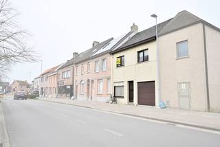 Deze ruime gezinswoning biedt 170 m² woonruimte en is te renoveren.<br /><br />Op het gelijkvloers bevinden zich de inkomhal, de living van 28,5 m², de keuken van 15,3 m², een veranda van 15,39 m², een inpandige garage van 13,78 m², een terras en een berging.<br />Op de eerste verdieping zijn er drie slaapkamers van respectievelijk 14 m², 10,7 m² en 9,6 m², evenals een badkamer met ligbad. Daarnaast beschikt de woning over een ruime zolder van 30 m².<br />Achteraan bevinden zich nog stallen met een oppervlakte van 102 m².<br />De woning is voorzien van centrale verwarming op aardgas, met radiatoren in de volledige woning, ook op de bovenverdieping.<br /><br />Het EPC heeft label F. Er geldt een renovatieverplichting.<br /><br />Voor meer informatie en/of een bezoek kunt u contact opnemen via 0495/733419 of is.waasmunster@skynet.be.