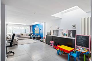 Instapklare eengezinswoning met 4 gunstige slaapkamers en gezellige tuin op toplocatie te Hoboken.<br /><br />Deze verrassend ruime woning is gelegen op een schitterende, centrale locatie aan de dorpsrand van Hoboken wat ervoor zorgt dat winkels, scholen en openbaar vervoer op vlot bereikbaar zijn. Tevens vlotte verbinding qua woon-werkverkeer met een directe verbinding naar stad Antwerpen, alle invalswegen en industriezone.<br /><br />We betreden de woning via de inkomhal dewelke enerzijds toegang geeft tot de bovenverdieping en anderzijds tot de open leefruimte. De leefruimte met salon en eetplaats werd vergroot door een vergunde aanbouw voorzien van lichtkoepels en toegang naar de gezellige tuin via schuifraam. De vernieuwde keuken treffen we aan de voorzijde en is uitgerust met alle hedendaagse toestellen. Via de trap komen we op de 1 ste verdieping, hier vinden we de badkamer uitgerust met ligbad en inloopdouche en voorzien van inpandige wasruimte. Verder zijn er nog 2 ruime slaapkamers aanwezig.<br /><br />De overloop biedt ons verder toegang tot de 2 de verdieping waar er nogmaals 2 slaapkamers aanwezig zijn.<br /><br />Bijkomend is er de aanwezigheid van een gezellig, afgebakend en vooral zeer zonnig terras waar het heerlijk vertoeven is!<br /><br />Bijzonderheden: EPC B, zonnepanelen, conforme elektriciteitskeuring, asbestveilig!<br /><br />Leuke gezinswoning met 4 slaapkamers en privatieve tuin op toplocatie dat zeer zeker uw bezoek waard is.<br /> 
