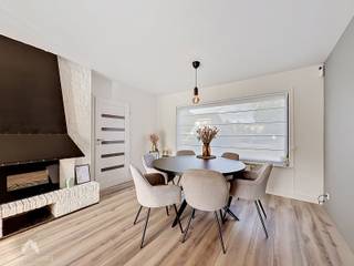 <p>Deze energiezuinig en instapklare woning geniet van een rustige ligging in een kindvriendelijke wijk te Moorsele. Op het gelijkvloers bevinden zich een ruime inkomhal met afzonderlijk gastentoilet, een lichtrijke woon- en eetruimte, een mooie leefkeuken met gezellige zithoek, toegang tot de droge kelder en een ruime garage met aansluitende berg- en wasruimte.</p>
<p>De zongerichte tuin met terras vormt een aangename buitenruimte en is toegankelijk via de leefruimte, wasruimte of het zijpoortje. Op de eerste verdieping zijn er 3 volwaardige slaapkamers en een badkamer met bad/douche, lavabo en toilet. De bergzolder biedt bijkomende opslagmogelijkheden.</p>
<p>Troeven:</p>
<ul>
<li>Energiezuinige woning met EPC-label B</li>
<li>Voorzien van 20 zonnepanelen</li>
<li>Warmtepomp aanwezig</li>
<li>Driedubbele beglazing</li>
<li>Rolluiken aanwezig</li>
<li>Conforme elektrische installatie</li>
<li>Zuidwestgerichte tuin</li>
<li>Recent aangelegd terras</li>
<li>Volledig herschilderd in 2024</li>
</ul>
<p>Deze woning is te koop ZONDER makelaar via het concept van Smart Houses! Verdere inlichtingen of bezoek? Contacteer rechtstreeks de eigenaar via 0468/22.82.30</p>