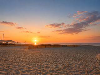 <p>Droom je ervan om elke dag wakker te worden in een rustige villawijk, vlakbij strand, zee, duinen, de natuur en surfclub Windekind achter je hoek? Dan voelt deze charmante open bebouwing in de rustige Doornlaan meteen aan als thuiskomen. Hier woon je in alle rust en privacy, terwijl je vlakbij de kusttram, gezellige restaurants, winkels en de levendige zeedijk zit.<br /><br />Deze uitstekend onderhouden laagbouwvilla werd door de jaren heen met veel zorg onderhouden + vernieuwd en is volledig instapklaar. Dankzij de praktische indeling bevindt alles zich op het gelijkvloers, waardoor de woning bijzonder comfortabel is voor wie er vandaag én in de toekomst zorgeloos wil wonen. De lichtrijke leefruimte met grote raampartijen vormt samen met de moderne open keuken het warme hart van de woning. Hier geniet je van gezellige familiemomenten, rustige ochtenden met een kop koffie of lange (bbq)avonden met vrienden, steeds met een aangename connectie naar de zonnige tuin.<br /><br />Ook op praktisch vlak laat deze woning niets te wensen over.  Je beschikt over drie slaapkamers, waarvan één perfect dienst kan doen als logeerkamer, hobbyruimte of thuiskantoor. De vernieuwde badkamer, de garage, de rolluiken en de kwalitatieve afwerking zorgen ervoor dat je zonder zorgen kan verhuizen en meteen genieten. Bovendien werd de woning energetisch verbeterd met degelijke isolatie, een recente verwarmingsinstallatie op aardgas en zonnepanelen die een mooie bijdrage leveren aan een lagere energiefactuur.<br /><br />Buiten geniet je van een zonnige, onderhoudsvriendelijke tuin waar rust en privacy centraal staan. Of je nu houdt van tuinieren, ontspannen met een goed boek of gezellig tafelen met familie en vrienden, deze buitenruimte nodigt uit om elk seizoen volop te beleven. De residentiële wijk met voornamelijk vrijstaande villa's creëert een aangename woonbeleving die steeds schaarser wordt zo dicht bij het strand aan de Belgische kust. Net daarom blijft vastgoed in deze buurt bijzonder waardevast en geliefd.<br /><br />Deze woning spreekt in het bijzonder actieve 55-plussers aan die hun gezinswoning willen inruilen voor comfortabel wonen aan zee, zonder in te boeten aan ruimte, privacy of levenskwaliteit. Geen trappen, een rustige woonomgeving, een instapklare afwerking en alle dagelijkse voorzieningen binnen handbereik maken van deze villa de ideale plek om jarenlang zorgeloos te genieten van alles wat Oostduinkerke te bieden heeft. Tegelijk is het ook een uitstekende keuze als exclusieve tweede verblijfplaats voor wie de kust elk weekend wil beleven.<br /><br />Oostduinkerke behoort niet toevallig tot de meest gegeerde badplaatsen van de Belgische kust. De uitgestrekte stranden, de prachtige duinen van de Doornpanne, de eindeloze fiets- en wandelroutes en de authentieke sfeer maken van deze locatie een unieke plek om elke dag opnieuw vakantie te beleven. Hier kies je niet alleen voor een woning, maar vooral voor een andere exclusieve manier van leven, waar rust, natuur en comfort perfect samenkomen.<br /><br />Ben je klaar om jouw droom van wonen aan zee werkelijkheid te maken? Neem vandaag nog contact op met De Huisleverancier voor een persoonlijke rondleiding. Wij laten jou deze unieke villa graag beleven, want sommige woningen moet je niet alleen bekijken... maar vooral voelen. Wees er snel bij, want deze zal niet lang te koop staan...<br /><br />EPC :  191 kWh/m<sup>2</sup> (Label B)<br />Stedenbouwkundige inlichtingen in aanvraag<br />Waterinfo : P-Score = A, G-Score = A<br /><br />Dit is niet wat je zoekt ? Al gehoord van AANKOOPBEGELEIDING ?   Wij zoeken, bezoeken en onderhandelen mee met jou voor eigendommen die worden aangeboden door particulieren, andere makelaars of eigendommen die zelfs (nog) niet te koop staan?<br />Vraag meer informatie over aankoopbegeleiding via welkom@dehuisleverancier.be of 0489/069.000<br /><br />de Huisleverancier : Persoonlijk, voor iedereen Service, Kwaliteit en Vertrouwen !<br /> </p>