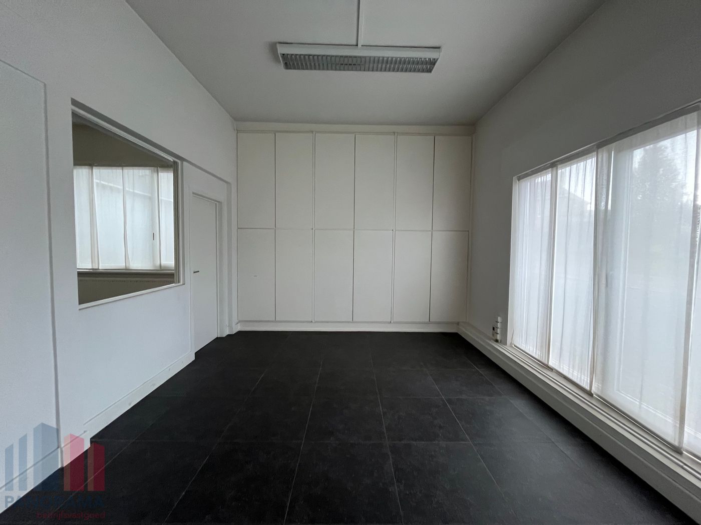 Magazijnruimte met kantoor op een gunstige ligging vlakbij de E17 - foto 5