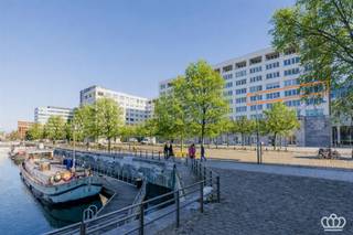 <p><span>Exclusief appartement gelegen in het “Koninklijk Entrepot” op het Eilandje met een adembenemend panoramisch uitzicht op de jachthaven “Willemdok’ en het MAS.  </span></p><p><span>Het ruime appartement van ca. 300 m² kenmerkt zich door zijn unieke ontwerp, de vele raampartijen en hedendaagse technieken en omvat o.a. 4 slaapkamers en 2 badkamers. </span></p><p><span> </span></p><p><span>Het appartement bevindt zich op de derde verdieping. </span></p><p><span>Inkomhal met vestiaire en gastentoilet. Deze hal geeft toegang tot een ruime slaapkamer. Vervolgens leidt de hal naar de indrukwekkende en lichte leefruimte, die een oppervlakte heeft van ca 164 m².</span></p><p><span>De grote raampartijen overspoelen de ruimte met natuurlijk licht en geven een panoramisch uitzicht.</span></p><p><span>Aan de linkerzijde van de leefruimte bevindt zich een eetruimte, grenzend aan een luxe ingerichte Bulthaup-keuken. </span></p><p><span>Achter de keuken bevinden zich twee extra slaapkamers of kantoorruimtes, evenals een badkamer die ook dienst doet als wasplaats, uitgerust met een douche, wastafel en voorzieningen voor een extra toilet. </span></p><p><span>Verder nog een extra bergruimte.</span></p><p><span>Aan de andere zijde van de leefruimte bevindt zich de masterbedroom, bestaande uit een slaapkamer, een dressing met ingebouwde kasten en een luxueuze badkamer met inloopdouche, ligbad, dubbele wastafel en apart toilet.</span></p><p><span> </span></p><p><span>Bijzonderheden:</span></p><p><span>- Initieel waren het twee appartementen dewelke zijn samengevoegd tot 1 groot appartement - Oorspronkelijk was er een inpandig terras voorzien, het is mogelijk om dit alsnog te realiseren. </span></p><p><span>- Mogelijkheid tot aankopen van een aparte autostaanplaats voor €50.000.</span></p><p><span>- Incl. ruime berging.</span></p><p><span>- Het appartement is uitgerust met airco en moderne voorzieningen zoals videofonie, alarmsysteem en een extra beveiligde inkomdeur.</span></p><p><span>- Gelegen op een rustige locatie in hartje Antwerpen, op loopafstand van gezellige restaurants, cafés en winkels. </span></p><p><span>- De locatie biedt gemakkelijke toegang tot belangrijke invalswegen.</span></p><p><span>- Een appartement op een toplocatie die aan alle moderne wensen voldoet.</span></p><p><span> </span></p>