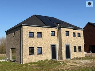 <p><span>HALFOPENBEBOUWING</span></p><p><span>Richtprijs : 374.500 euro</span></p><p><span>Deze prachtig gelegen volledig afgewerkte woning/volledig zelf te kiezen materiaal binnen deze prijs op +~ 5 are grond ligt op een boogscheut van het vakantiedomein De Gavers.</span></p><p><span>Op de benedenverdieping is er een inkomhal met toilet en toegang via de glazen deur naar de lichtrijke living en openkeuken de welke afgewerkt is met kwalitatieve toestellen.</span></p><p><span>Achter de keuken is er een berging.</span></p><p><span>Op de 1e verdieping zijn er 3 ruime kamers en een mooie badkamer met inloopdouche .</span></p><p><span>Er is eveneens een ruime zolder aanwezig .</span></p><p><span>Achter de woning is er een leuke tuin met zicht op de groene omgeving.</span></p><p><span>De woning wordt afgewerkt op geleverd en is onderhevig aan 21 % BTW</span></p><p><span>Zeer gunstig E peil waardoor de eerste 5 jaar geen KI moet betaald worden.</span></p><p><span>Nutsvoorzieningen 5000 euro + BTW.</span></p><p><span> </span></p><p><span>Voor info of bezoek bel 0475/51.40.73 of stuur een email naar info@svena.be</span></p><p><span> </span></p><p><span>Deze gegevens zijn louter informatief en wij kunnen niet aansprakelijk gesteld worden voor eventuele onjuistheden.</span></p><p><span>De bewoonbare oppervlakte is slechts indicatief.</span></p>