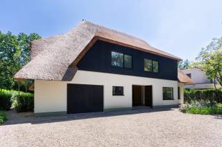 In the sought-after residential area of Vriesdonk in Brasschaat, this exceptional villa with a thatched roof is located, fully renovated according to the refined design by DCX Architecture. Situated on a generous plot of 1,286 m², you will enjoy a unique combination of tranquility, privacy, and excellent accessibility.<br /><br />The house underwent a high-quality energy-efficient total renovation, using only premium materials and modern living comforts. The villa is equipped with underfloor heating and cooling, ensuring a pleasant indoor climate and energy-efficient living all year round.<br /><br />Upon entering the home, you are welcomed by a spacious and bright entrance hall with a cloakroom and a separate guest toilet. From here, you proceed to the large living area, where expansive windows fill the space with natural light and offer a beautiful view of the garden. Adjacent are the dining room and an open kitchen, which can still be customized to your liking. Thanks to the large sliding doors, the indoor and outdoor spaces seamlessly flow into each other, providing direct access to the spacious terrace and the landscaped garden with a large pond—a true oasis where you can enjoy a lovely holiday feeling every day. The ground floor also includes an indoor garage.<br /><br />The first floor features a luxurious master suite with a spacious dressing room and an elegant ensuite bathroom, fitted with a bathtub, a large walk-in shower, double sinks, and storage furniture. Additionally, the property offers four full-sized bedrooms and a second tastefully finished bathroom with a large walk-in shower and double sinks. As an extra asset, there is a large attic floor that offers numerous expansion possibilities.<br /><br />In short, a unique villa where high-quality finishes, energy-efficient comfort, and an exceptional location come together perfectly.<br /><br />Interested? Contact LISTED to schedule a visit: +32 3 283 51 51.
