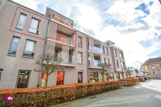 Zonnig appartement met 2 slaapkamers in hartje Boortmeerbeek Via de inkomhal, met gastentoilet en vestiaire, word je naar de open keuken en...