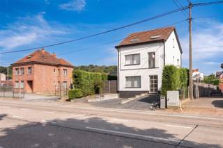 <p><span>Gelegen op een boogscheut van het centrum van Lubbeek, met een vlotte verbinding naar Leuven en op een swing van Winge Golf & Country Club, zijn wij verheugd deze recent gerenoveerde en energiezuinige woning met 4 slaapkamers te koop aan te bieden.</span></p><p><span><br />Deze fijne gezinswoning is gelegen op een mooi en onderhoudsvriendelijk perceel van 10 are en beschikt over een bewoonbare oppervlakte van maar liefst 195 m². Het gelijkvloers omvat een inkomhal met vestiaireruimte en gastentoilet, een gezellige leef- en eetruimte dewelke naadloos aansluit op de volledig uitgeruste open leefkeuken met ontbijthoek uitgevend op de zonnige tuin. Verder vindt u op deze verdieping nog een praktische berging/wasplaats en een eerste badkamer, uitgerust met een inloopdouche.</span></p><p><span><br />De eerste verdieping omvat een nachthal, 2 volwaardige slaapkamers en een tweede badkamer met ligbad. Op de tweede verdieping bevinden zich nog 2 ruime slaapkamers en een nachthal, waardoor deze woning uitermate geschikt is voor grotere gezinnen of wie nood heeft aan een thuisbureau of hobbyruimte.</span></p><p><span><br />Daarnaast beschikt de woning over een handige bergkelder en een groot terras overgaand in de aangename tuin, waar het heerlijk vertoeven is. </span></p><p><span><br />Als extra troef werd de woning in 2026 grondig energetisch gerenoveerd, wat resulteert in een hedendaags wooncomfort en een uitstekende energiezuinigheid.</span></p><p><span><br />Kortom, deze perfect onderhouden en instapklare woning combineert ruimte, comfort, een gunstige ligging en energiezuinig wonen op een zucht van Leuven. Een absolute buitenkans. </span></p><p><span> </span></p>