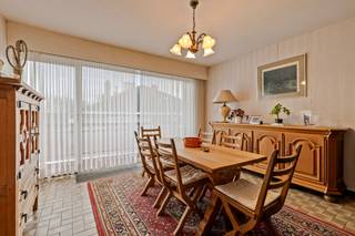 <p>immo DAVID stelt dit op te frissen appartement met twee slaapkamers voor, gelegen op het tweede verdiep van een kleinschalig gebouw op een rustige en gegeerde locatie. Via de ruime inkomhal bereikt u de verschillende ruimtes van het appartement. De lichtrijke living en de gesloten keuken sluiten mooi op elkaar aan en geven beide uit op een aangenaam zuidgericht terras. Verder beschikt het appartement over een apart toilet, een praktische berging en een nette badkamer. De twee slaapkamers hebben comfortabele oppervlaktes van 12 m² en 15 m². Bij het appartement is er een privatieve staanplaats inbegrepen. Een private kelder is eveneens voorzien, wat zorgt voor extra comfort en bergruimte. Een extra troef is de uitstekende ligging: rustig wonen en toch vlak bij het centrum van Zellik, met een vlotte verbinding naar de Ring, winkels, scholen, openbaar vervoer en de fietssnelweg, alsook een vlotte bereikbaarheid van Brussel en het Laarbeekbos, wat dit appartement ideaal maakt voor wie comfortabel en centraal wil wonen.<br />Bestuursmaatregelen in het maatregelenregister: in aanvraag.</p>