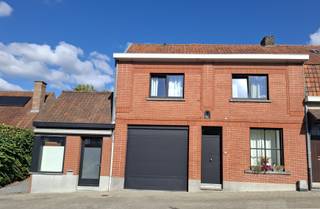Karaktervolle gezinswoning met prachtig landelijk uitzicht<br /><br />RICHTPRIJS: 420.000 euro<br />KIJKDAG 5 september<br /><br />Interesse? Bezoek de website: www.marionetten39.be<br /><br /><br />- Troeven op een rij:<br />- Ruim perceel van 740 m²<br />- Ca. 170 m² woonoppervlakte (39 m² garage + 47 m² zolder)<br />- Zonnige zuidoostgerichte tuin met landelijk uitzicht<br />- 3 volwaardige slaapkamers<br />- Ruime, lichtrijke leefruimte en gezellige keuken<br />- Ruime badkamer<br />- Aparte ruimte voor kantoor, praktijk, atelier of handelsactiviteit<br />- Grote inpandige garage en veel bergruimte<br />- Tal van inrichtingsmogelijkheden<br />- Rustige, groene ligging nabij Kortrijk<br />- Vlotte verbinding met autosnelweg, AZ Groeninge en Beneluxpark<br /><br /><br />Ruimte, licht en groen komen samen in deze halfopen woning in de zuidelijke rand van Kortrijk.<br />Met ca. 170 m² woonoppervlakte (excl. 39 m² garage + 47 m² zolder), biedt de woning bijzonder veel ruimte. Het gerenoveerde woongedeelte is instapklaar en beschikt over een ruime, lichtrijke leefruimte en een opgefriste keuken met zicht op de tuin.<br /><br />Een bijzondere troef is het afzonderlijke gedeelte met twee ruime kamers, ideaal als kantoor, praktijk, atelier, hobbyruimte of extra woonruimte. De grote garage met brede poort biedt bovendien plaats voor een bestelwagen, camper of extra opslag.<br /><br />Op de verdieping bevinden zich drie ruime slaapkamers, een badkamer met bad en douche en een royale overloop die perfect kan dienen als bureau, speelhoek of leesplek.<br /><br />De zuidoostgerichte tuin met open zicht over de velden, statige notelaar, esdoorns, bloemenweide en moestuin vormt een heerlijke groene plek om tot rust te komen.<br /><br />Dit alles op een rustige ligging nabij Stadsgroen Marionetten, het Preshoekbos en Bellegem, met een vlotte verbinding naar Kortrijk, AZ Groeninge, het Beneluxpark en de autosnelweg.<br /><br />Een veelzijdige woning voor wie ruimte, groen en mogelijkheden zoekt.<br />