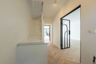 <p><strong>Luxueus gerenoveerde gezinswoning (±210 m²) met 5 slaapkamers, 2 badkamers en zonnige tuin in de gegeerde Elsdonkwijk</strong></p>
<p>Op een absolute toplocatie in de Elsdonkwijk, één van de meest gegeerde buurten van Edegem, bevindt zich deze <strong>instapklare en energiezuinige woning</strong>. Hier woon je in alle rust, in een kindvriendelijke omgeving, met scholen, winkels en verbindingswegen vlakbij.</p>
<p>Deze woning werd <strong>totaal gerenoveerd met oog voor detail en kwaliteit</strong>, en combineert een warme, luxueuze uitstraling met hedendaags comfort.</p>
<p><strong>Troeven<br /></strong>- Energiezuinig (EPC B)<br />- ±210 m² bewoonbare oppervlakte<br />- 5 slaapkamers<br />- 2 stijlvolle badkamers<br />- Lichtrijke leefruimte met lichtkoepel en grote raampartijen<br />- Zonnige, oost-georiënteerde tuin<br />- Diepe voortuin (12m)<br />- Hoogwaardige materialen (Hongaarse punt, visgraat parket, stalen deuren, notelaar keuken)<br />- Recente totaalrenovatie (o.a. uitbouw, dakkapel, technieken)<br />- Rolluiken</p>
<p><strong>Ligging<br /></strong>Gelegen in de gegeerde Elsdonkwijk, een rustige en residentiële buurt in de Antwerpse Zuidrand. Vlotte verbinding naar Antwerpen en Brussel, en alle voorzieningen in de onmiddellijke omgeving maken dit de ideale gezinswoning.</p>
<p><strong>Indeling<br /></strong><strong>Gelijkvloerse verdieping (±102 m²)</strong><br />Ruime inkomhal met gastentoilet. Via elegante stalen deuren betreed je de indrukwekkende leefruimte op visgraat parket (doorgetrokken over heel de gelijksvloer), waar licht en ruimte centraal staan dankzij de lichtkoepel en grote raampartijen.<br />De open keuken in notelaar is volledig uitgerust en sluit naadloos aan op de eetplaats, met directe toegang en zicht op de tuin via de grote schuiframen. Een ideale plek om te ontspannen of gasten te ontvangen.</p>
<p><strong>Eerste verdieping (±54 m²)</strong><br />Nachthal met twee ruime slaapkamers (±16 m²) en een derde kamer (±8 m²).<br />De eerste badkamer is luxueus afgewerkt en voorzien van inloopdouche, ligbad, dubbele wastafel en toilet.</p>
<p><strong>Tweede verdieping (±54 m²)</strong><br />Twee bijkomende ruime slaapkamers (±16 m²) en een tweede badkamer met douche, lavabo en toilet.</p>
<p><strong>Interesse?</strong><br />Plan dan zo spoedig mogelijk een bezoek in op één van onze kijkmomenten!</p>