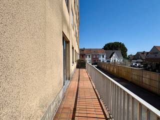 Appartement op de eerste verdieping met ruim zonneterras en 2 slaapkamers<br /><br />Dit aangename appartement is gelegen op de eerste verdieping, aan de rustige achterzijde van het gebouw.<br /><br />Bij het binnenkomen betreedt u de lichtrijke leefruimte. Vanuit de leefruimte heeft u toegang tot een ruim zonneterras. Aansluitend bevindt zich de keuken.<br /><br />Het appartement beschikt verder over twee slaapkamers, een aparte praktische ruimte voor de wasmachine, een toilet en een badkamer uitgerust met een bad en lavabo.<br /><br />Als extra troef bestaat er de mogelijkheid om twee garageboxen bij aan te kopen. Beide garageboxen zijn gelegen aan de achterzijde van het gebouw. De ene garagebox wordt aangeboden voor € 15.000, de andere voor € 20.000.<br /><br />Een interessant appartement met een aangename buitenruimte en de mogelijkheid tot aankoop van één of beide garageboxen.