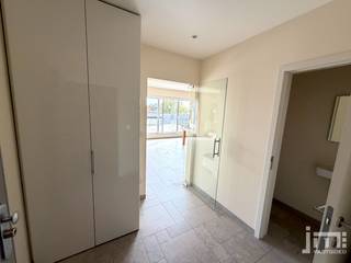 Dit exclusieve en lichtrijke penthouse is gelegen op de bovenste verdieping van een moderne residentie, dicht bij de grote ring rond Hasselt. Het appartement is voorzien van airconditioning in zowel de leefruimte als de hoofdslaapkamer en ook enkele meubels zijn reeds aanwezig. Het absolute paradepaardje is het riante, kamerbrede dakterras met een weids en groen uitzicht.<br /><br /><strong>Indeling:</strong><br />Inkomhal met ingebouwde kastenwand en een gastentoilet. Zeer royale woonkamer met een gezellige, ingebouwde sfeerhaard en grote schuiframen naar het terras. Halfopen, volledig geïnstalleerde keuken voorzien van alle modern comfort.<br />Verder beschikt het penthouse over een praktische wasplaats/berging met opbergrekken, een ingerichte badkamer met een dubbel lavabomeubel, inloopdouche, ligbad en een tweede toilet. Er zijn 2 slaapkamers, waarvan de master bedroom directe toegang biedt tot een tweede dakterras.<br />In de ondergrondse verdieping bevindt zich nog een zeer ruime, afgesloten privé-garagebox met automatische poort.
