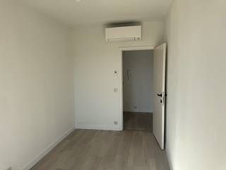 Instapklaar gerenoveert appartement gelegen op de tweede verdieping met twee slaapkamers (14m2 en 9m2). Beide slaapkamers geven toegang tot een klein terras. De moderne keuken is uitgerust met een vaatwasser, inductiekookplaat en heteluchtoven. De badkamer beschikt over een inloopdouche. De verwarming is elektrisch, met energiezuinige warmte- en aircotoestellen in de living en beide slaapkamers, wat zorgt voor optimaal comfort in elk seizoen. Daarnaast is er een praktisch kelderberging voorzien voor extra opslagruimte