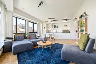Op een gegeerde locatie aan de groene Amerikalei, vlakbij de levendige Marnixplaats, bevindt zich dit volledig gerenoveerde hoekappartement van...