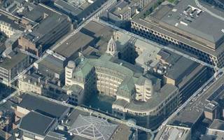 Prachtig kantoorgebouw in het hart van Brussel, vlakbij het Centraal-Station, de Grote Markt, het Brouckèreplein, het Muntplein, en vele metro-stations. Het gebouw, daterende van de jaren 1930 en boordevol karakter, is recent gerenoveerd en heeft een totale oppervlakte van +/- 6500 m² verspreid over 7 verdiepingen. De Chambon site bevat ook hotels, residenties, kleine retail units, tuinen, etc.<br /><br />Kantoren beschikbaar: 1.024 m²<br />Parking binnen: 1.950 Euro/plaats/jaar (ratio: 1/197m²)<br />Archieven beschikbaar: 178 m²