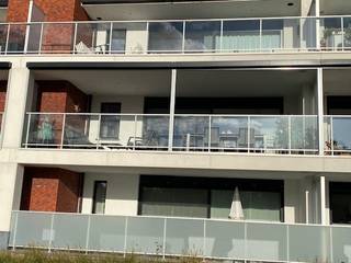 <strong>Ruim en instapklaar appartement met 3 slaapkamers, 2 terrassen en garage.</strong><br /><br />Comfortabel wonen op een <strong>toplocatie, met een mooi uitzicht</strong>!<br /><br />Ontdek dit ruime en instapklare appartement van maar liefst <strong>129 m²,</strong> gelegen op de <strong>1ste verdieping</strong> van een verzorgd gebouw met <strong>lift</strong>.<br />Dankzij de uitstekende ligging, de praktische indeling en het hoge wooncomfort is dit appartement de ideale thuisbasis voor wie ruimte en bereikbaarheid weet te waarderen.<br /><br />Het appartement bevindt zich <strong>vlak bij het centrum en op wandelafstand van het station</strong>.<br />Bovendien is er <strong>parkeergelegenheid aan de overkant van het gebouw.</strong><br /><br />Via de inkomhal kom je in de <strong>aangename leefruimte met open keuken</strong>, waar comfort en gezelligheid centraal staan.<br />Aansluitend bevindt zich een <strong>ruim overdekt terras (met zonnewering) aan de voorzijde,</strong> ideaal om in alle rust te genieten van het mooie uitzicht.<br /><br />Het appartement beschikt verder over <strong>drie slaapkamers, een badkamer, een apart toilet en een praktische berging</strong>.<br />Vanuit 2 van de slaapkamers heb je rechtstreeks toegang tot het <strong>terras aan de achterzijde</strong>.<br /><br />Ook aan parkeergelegenheid en bergruimte is gedacht: <strong>ondergronds </strong>beschikt het appartement over een <strong>ruime garage</strong> dewelke <strong>verplicht mee gehuurd dient te worden aan de huurprijs van 90 euro per maand.</strong><br /><br />Dit appartement combineert ruimte met moderne woontechnieken en een uitstekende energieprestatie:<br /><strong>EPC-score: 42 kWh/m²/jaar = energielabel A</strong>.<br /><br /><strong>Technisch:</strong><br />Vloerverwarming op aardgas<br />Airconditioning<br />Lift aanwezig<br /><br /><strong>Gemeenschappelijke kosten: € 90 per maand.</strong><br /><br /><strong>Interesse in dit appartement?</strong><br />Ben je op zoek naar een ruim, energiezuinig en instapklaar appartement op een gunstige locatie?<br />Dan is dit pand zeker een bezoek waard!<br /><br />Neem gerust contact op voor meer informatie of een bezoek ter plaatse.<br />📞 0473 33 33 33<br />✉️ philip@wijns.be<br />