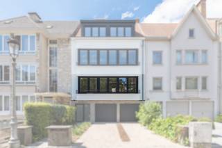 Dit prachtig gerenoveerde appartement is ideaal gelegen op de Prinsenlaan, in het centrum van Oostende. Via de inkomhal met plaats voor een vestiaire kom je in de ruime en lichtrijke leefruimte met grote raampartijen en een mooi open zicht op het groen en de tennisvelden. De volledig geïnstalleerde keuken is afgewerkt met kwalitatieve materialen en sluit aan op het ruime stadsterras. Verder beschikt het appartement over twee volwaardige slaapkamers, een moderne badkamer met inloopdouche en aansluitingen voor een wasmachine en droogkast, een ruime berging die ook als dressing kan dienen en een aparte technische ruimte met extra opbergmogelijkheden. Daarnaast is er een gemeenschappelijke fietsenberging en de mogelijkheid om een garage en staanplaats bij te huren voor € 130 per maand. Ook is er een mogelijkheid om de meubels over te nemen. Ben je op zoek naar een instapklaar appartement op een toplocatie in Oostende? Contacteer makelaar Stéphanie via 0472 77 86 60 of stephanie@keyimmo.be voor meer informatie of een bezoek.