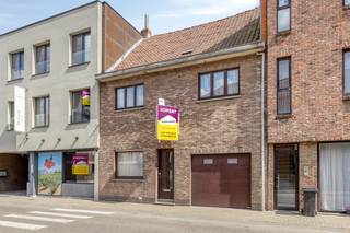 In het hart van Kruibeke vinden we deze op te frissen woning.Centraal gelegen en vlakbij invalswegen.We komen de woning binnen via de inkomhal, die...