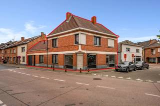 <p>Deze ruime gezinswoning is centraal gelegen in Lebbeke, op wandelafstand van openbaar vervoer, scholen en winkels, en geniet van een vlotte verbinding naar Aalst en Dendermonde. Bij het betreden van de woning komt u in de inkomhal, die toegang biedt tot een ruime, volledig uitgeruste keuken en een gezellige leefruimte. Op het gelijkvloers bevindt zich eveneens een badkamer met inloopdouche, wastafel, toilet en aansluitingen voor een wasmachine en droogkast. Daarnaast beschikt de woning over een grote multifunctionele ruimte die ideaal is voor een zelfstandig beroep, praktijkruimte of extra leefruimte. Verder zijn er nog een afzonderlijk toilet, een praktische berging en toegang tot het aangename terras. Op de eerste verdieping bevinden zich een nachthal, een apart toilet en vier volwaardige slaapkamers. Via een vaste trap bereikt u de tweede verdieping, waar zich een vijfde kamer bevindt. TROEVEN: ruime gezinswoning met 5 slaapkamers, centraal gelegen, ruimte voor zelfstandig beroep, elektriciteit conform. Vragen, info of een bezoek? Contacteer Charlotte van IMMO TROEF: 052 52 52 00 – info@immotroef.be</p>