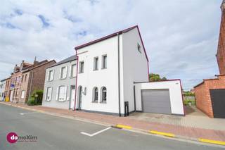 <p><span>Stijlvol en verrassend ruime woning op wandelafstand van het centrum van Boortmeerbeek</span></p><p><span> </span></p><p><span>Ben je op zoek naar een karaktervolle woning met ruimte, comfort én een uitstekende ligging? Deze halfopen bebouwing uit de jaren '50 werd tussen 2011 en 2025 grondig gerenoveerd tot een hedendaagse, instapklare thuis waar je enkel je koffers nog moet uitpakken.</span></p><p><span> </span></p><p><span>Bij het binnenkomen word je meteen verwelkomd door een warme, ruime leefruimte: dé plek voor gezellige avonden. De aansluitende leefkeuken is een droom voor wie graag kookt: volledig uitgerust met veel werkruimte én directe toegang tot een handige berging. Op het gelijkvloers vind je verder nog een aparte bureauruimte waar je met een prachtig zicht op de tuin in alle rust kan werken. Verder is er ook nog een badkamer met wastafel, toilet, bad &amp; douche.</span></p><p><span> </span></p><p><span>De eerste verdieping biedt een totaalplaatje: de Master Bedroom met aansluitende dressing en een tweede, modern ingerichte badkamer met toilet, wastafel &amp; inloopdouche. Op de tweede verdieping zijn er nog twee gezellige, ruime slaapkamers.</span></p><p><span> </span></p><p><span>De tuin is een echte oase van rust. Het ruime terras en het zwembad, verwarmd door een warmtepomp, geven je een instant vakantiegevoel. </span></p><p><span> </span></p><p><span>Opbergen kan perfect in de kelder of op de zolder. De woning is daarnaast voorzien van een inpandige garage.</span></p><p><span> </span></p><p><span>Extra troeven van de woning: </span></p><p><span> </span></p><p><span>- EPC met label B</span></p><p><span>- Recent vernieuwd &amp; geïsoleerd dak </span></p><p><span>- Gevelisolatie</span></p><p><span>- Zonnepanelen </span></p><p><span> </span></p><p><span>Dit is een unieke woning die charme en modern comfort perfect combineert, én dat nabij winkels, scholen en openbaar vervoer. </span></p><p><span> </span></p><p><span>Zin om deze woning met eigen ogen te ontdekken? Bel ons voor een bezoek ter plaatse!</span></p><p><span> </span></p><p><span>015 20 36 00 - <span>info@domoxim.be</span></span><span> </span></p><p><span> </span></p><p><span>domoXim. Waar dromen thuis komen!</span></p><p><span> </span></p><p><span>Ook de waarde van je </span><span>eigen </span><span>woning kennen? Wij geven je graag advies.</span></p>