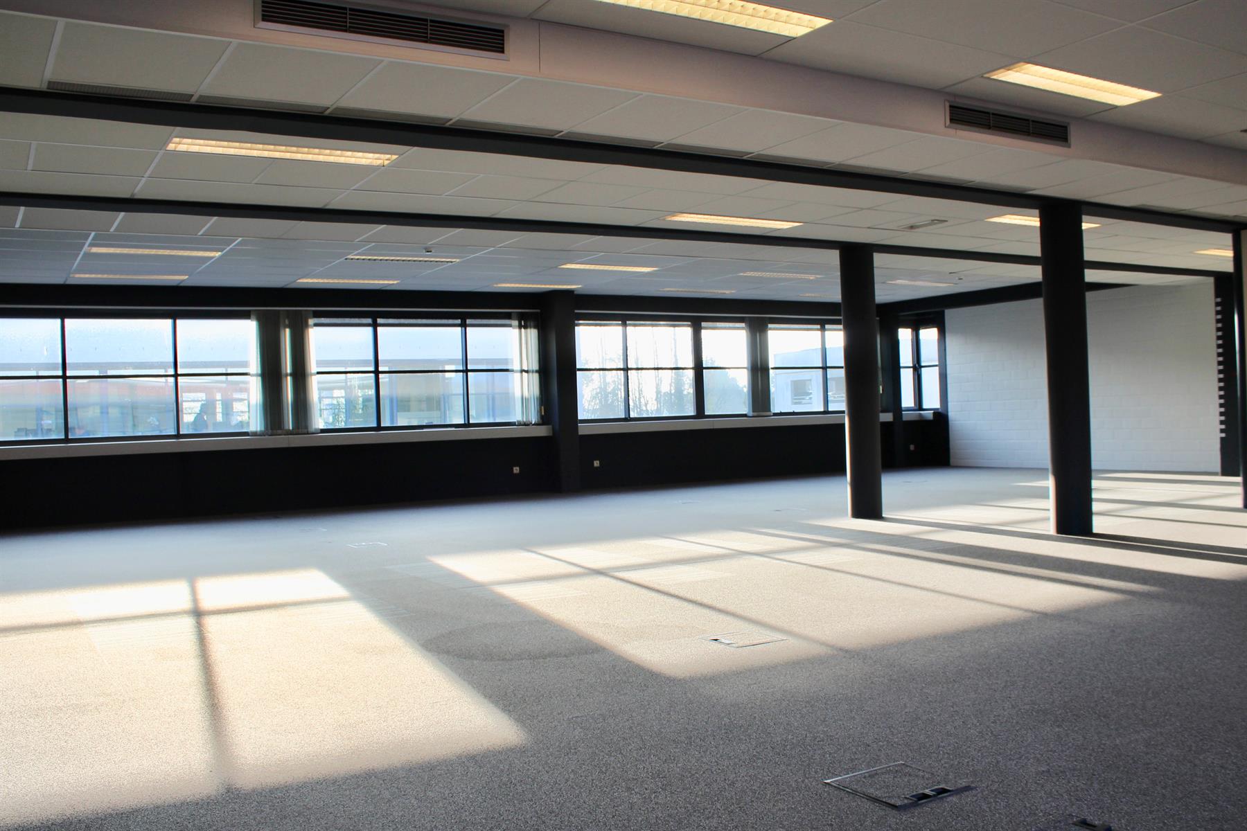 Centraal gelegen kantoorgebouw in Erembodegem - foto 5