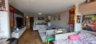De toegang tot het appartement is via de centraal gelegen inkomhal die doorgang geeft naar de ruime woonkamer en de keuken. Langsheen de woonkamer kan U het terras betreden dat aan de voorkant van het appartement gelegen is. Verder is er een badkamer voorzien van ligbad en douche.<br />In het appartement is er een ruime berging die te bereiken is via de keuken. In de berging zijn de aansluitingen voor wasmachine en droogkast. In de inkomhal is er een apart toilet aanwezig.<br />Het appartement is voorzien van twee slaapkamers, waarvan de eerste een dressing heeft en de tweede doorgang geeft naar een 2de ruim terras.<br />Voor verdere inlichtingen of informatie gelieve onze vastgoedadviseur Guy De Witte te contacteren op het nummer 0477904846.
