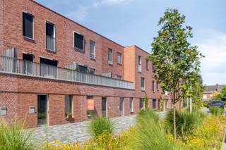 <p><span>Recente BEN woning in centrum Oudenaarde met 4 slaapkamers.</span></p><p><span> </span></p><p><span>INDELING</span></p><p><span> </span></p><p><span>Je komt de woning, gelegen op de </span><span>SAFFROU site</span><span>, binnen langs de inkomhal met ingebouwde kasten en gastentoilet.</span></p><p><span>De living heeft een open keuken voorzien van alle comfort (kwarts werkblad,oven, microgolfoven, vaatwasmachine...)</span></p><p><span>Op de eerste verdieping zijn er 2 slaapkamers (1 slaapkamer met ingebouwde kasten) over en een badkamer met bad,douche en toilet. Vooraan deze verdieping heb je ook nog een terras.</span></p><p><span>Op de tweede verdieping kan je de derde en vierde slaapkamer terugvinden.</span></p><p><span>De woning heeft een aangename stadstuin met achteraan een afgesloten tuinberging met toegangspoortje tot het fietspad.</span></p><p><span> </span></p><p><span>TECHNISCH</span></p><p><span> </span></p><p><span>De elektriciteit in de woning is conform.</span></p><p><span>Heel gunstig epc.</span></p><p><span>Alle kamers zijn voorzien van screens op zonne energie.</span></p><p><span>Verwarming via warmtepomp (lucht/water) en vloerverwarming.</span></p><p><span>Vloerkoeling aanwezig.</span></p><p><span>IVLA containerpark op de site</span></p><p><span>6 zonnepanelen</span></p><p><span>ventilatiesysteem</span></p><p><span>Zonneluifel over het ganse terras.</span></p><p><span>REgenwaterput van 5000l</span></p><p><span> </span></p><p><span>LIGGING</span></p><p><span> </span></p><p><span>Gelegen in een rustige en kindvriendelijke omgeving.</span></p><p><span>Vlak in het centrum van Oudenaarde, dichtbij scholen, winkels en het station.</span></p><p><span> </span></p><p><span>PRAKTISCH</span></p><p><span> </span></p><p><span>Voor meer info en/of afspraak bel Eefje van Immo D'hondt 0498 88 88 89.</span></p><p><span> </span></p><p><span> </span></p>