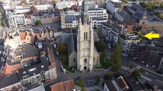 Nabij de Sint-Michielskerk vinden we deze prachtige penthouse terug. De penthouse beschikt over een totale grondoppervlakte 151m²met een subliem, zuidwest gericht terras van maar liefst 46m².en is volledig instapklaar en afgewerkt met kwalitatieve materialen.GROTE TROEVEN:- aangesloten op het warmte net- mogelijkheid om individuele zonnepanelen te plaatsen Indeling van het appartement:- inkomhal met gastentoilet- ruime berging/wasplaats- woonkamer met zit - en eetplaats- open keuken met alle toestellen - 2 slaapkamers- badkamer met lavabo &amp; douche- ruim terrasStaanplaats en berging mee aan te kopenTroeven:- volledige privacy- rustig (geen straatlawaai)- gans de dag zon (ZW ligging)- luxe terras met fenomenale vergezichten- 4 gevels (geen directe buren en geen inkijk)- recentelijk gerenoveerd en volledig instapklaar- goeie verbindingswegen (R32 vlakbij)Wil je een afspraak vastleggen of wens je meer info over dit appartement te Roeselare? Neem dan contact met Jeroen Taillieu - 0493 25 14 33 of via jeroen.taillieu@dewaele.comBestuursmaatregelen in het maatregelenregister: nee