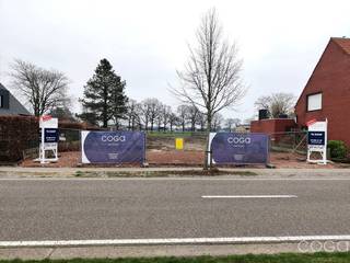 Net buiten het centrum van Brecht, op 1km van het gemeenteplein met winkels en scholen en 2,5km van het treinstation Noorderkempen / snelweg...