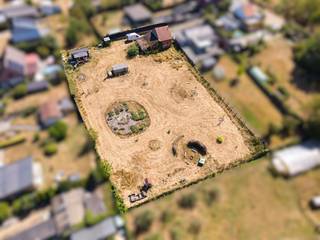 Op een werkelijk zalige locatie bevindt zich deze <span>bijzondere eigendom op een prachtig groen perceel</span> van maar liefst <span>26a81ca</span>. <br /><br />Een plek voor wie bewust kleiner wil wonen maar vooral véél groter wil leven.<br />De bestaande woning kan je volledig renoveren en naar eigen smaak en hedendaagse normen worden verbouwd. Onder de toepasselijke voorwaarden kunnen de renovatiewerken bovendien aan 6% btw uitgevoerd worden.<br />Je kan renoveren of kiezen voor kleinschalig wonen.<br />Het perceel ligt in een zone voor kleinschalig wonen waardoor hier een <span>compacte woning of tiny house</span> kan worden gerealiseerd met een maximale bebouwde oppervlakte van 80 m² en een maximaal volume van 240 m³. Daarnaast is er nog 25 m² ruimte voor bijkomende constructies.<br />Een grote troef is dat je daarbij niet gebonden bent aan de huidige inplanting van de woning. De nieuwe compacte woning kan -binnen de geldende voorschriften- op een andere plaats op het ruime perceel worden ingeplant.<br />Hierdoor kan je zelf de mooiste plek uitkiezen en je woning optimaal oriënteren in functie van zonlicht, privacy, uitzicht en tuinbeleving. Een zonnig terras, maximale privacy of de woning net wat meer verscholen tussen het groen? Op een perceel van deze omvang krijg je de vrijheid om daar bewust mee om te gaan.<br /><br />De grond zichzelf is een absolute troef. Het perceel werd met bijzonder veel aandacht voor natuur en biodiversiteit aangelegd en onderhouden.<br />Een grote aanplant van inheemse haagkanten, hoogstamfruitbomen, bloembollen en inheemse vaste planten creëert een natuurlijke en bijzonder groene omgeving die doorheen de seizoenen blijft veranderen.<br />Daarnaast is er een uitgebreide groentetuin met een zeer goed verzorgde en jarenlang gevoede bodem, ideaal voor wie graag zelf groenten, kruiden en fruit kweekt. <br />Het resultaat is een uitzonderlijk groen perceel waar rust, privacy, natuurbeleving en biodiversiteit centraal staan. En alles is blijvend qua privacy en groen.<br />Hier koop je dan ook veel meer dan een te renoveren woning. Je koopt 26a81ca aan ruimte en vrijheid. Dit met de keuze om de bestaande woning nieuw leven in te blazen of een volledig nieuw verhaal te schrijven met een compacte woning op de plek die jij het mooiste vindt. <br /><br />Boek uw bezoekmoment met Philippe in op onze site