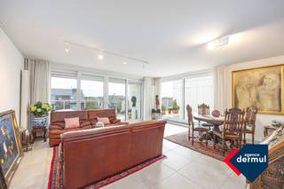 Op de tweede verdieping van een recent en modern gebouw met lift bevindt zich dit uitnodigende, lichtrijke appartement. De leefruimte met open...