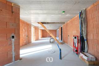 Unieke casco woonbeleving met eindeloze mogelijkheden<br /><br />Deze voormalige vierkantshoeve biedt met maar liefst ca. 210 m² bewoonbare oppervlakte een bijzonder ruime basis voor wie op zoek is naar een woning die volledig naar eigen wensen kan worden ingericht. Dankzij de huidige casco-afwerking krijgt u hier de unieke mogelijkheid om zelf de indeling, afwerking en woonbeleving te bepalen.<br /><br />Van een ruime gezinswoning met royale leefruimtes en meerdere slaapkamers tot een combinatie van wonen en werken, een praktijkruimte voor een vrij beroep of een vorm van co-housing: hier zijn bijzonder veel mogelijkheden. Ook een aparte toegang tot de bovenverdieping behoort tot de mogelijkheden, waardoor verschillende woon- of gebruiksconcepten perfect denkbaar zijn.<br /><br />De woning is reeds voorzien van en aangesloten op alle nodige technieken. De binnenmuren dienen nog geplaatst te worden, waardoor u niet gebonden bent aan een bestaande indeling. U bepaalt zelf waar de leefruimtes, slaapkamers, bureauruimtes, badkamer(s) en eventuele praktijk- of hobbyruimtes komen. Ook op vlak van afwerking kunt u volledig uw eigen stijl en voorkeuren volgen.<br /><br />De combinatie van de royale oppervlakte, de karaktervolle structuur van de voormalige vierkantshoeve en de uitzonderlijke vrijheid in indeling maakt dit een pand met een bijzonder groot potentieel.<br /><br />Daarnaast beschikt de woning over een overdekte autostaanplaats, een aangename tuin en een afzonderlijke bergruimte die reeds voorzien is van de nodige aansluitingen.<br /><br />Een bijkomende troef is dat deze aankoop kan genieten van het 6%-btw-regime.<br /><br />Kortom: een unieke kans voor wie niet op zoek is naar een standaardwoning, maar naar een ruime woonbasis die volledig kan worden afgestemd op de eigen wensen, levensstijl en toekomstplannen. Is dit project iets voor u, twijfel dan niet om ons te contacteren!
