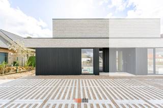 Deze nieuwbouwwoning biedt een sterke combinatie van moderne architectuur, comfort en hoog energie- en woontechnisch niveau in een goed bereikbare, groene locatie in Wingene. <br /><br />De woning is ideaal voor een gezin, die op zoek is naar ruime, lichtrijke ruimtes met een zuidgerichte tuin, in een kwalitatieve nieuwbouwsetting. <br />Dankzij de aandacht voor afwerking, duurzame technieken en de perfecte locatie, is de woning zowel aantrekkelijk als toekomstgericht.<br /><br />Woonindeling:<br />Inkomhal met vestiaire en gastentoilet, aan de voorzijde een functionele ruimte dat kan dienst doen als bureau/hobbyruimte/speelruimte of slaapkamer, eet- en leefruimte met open ingerichte keuken met aansluitend een ruime berging/wasplaats. <br />Op de verdieping hebben we 3 volwaardige slaapkamers, badkamer met dubbele lavabomeubel, ligbad en inloopdouche en apart toilet op de hal en een technische ruimte waar alle technieken worden voorzien (ventilatiesysteem D, vloerverwarming, zonnepanelen, warmtepomp type lucht/water).<br /><br />De woning beschikt daarnaast over een zuidgerichte tuin & terras en privatieve parkeerplaatsen vooraan.<br /><br />Een belangrijk pluspunt van deze woning is dat de koper nog inspraak heeft in de binnenafwerking.<br />Vloeren, keuken en badkamer kunnen volledig worden gekozen volgens uw persoonlijke stijl en budget. Zo creëert u een woning die volledig aansluit bij uw eigen woonwensen — van modern minimalistisch tot warm en landelijk.<br /><br />Meer info en/of een plaatsbezoek, neem gerust contact op 0470 50 50 50 of info@futurimmo.be.