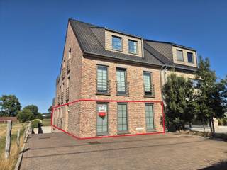 Bezoeken kunnen niet telefonisch ingepland worden, huurprofiel is verplicht: klik op BEZOEK AANVRAGEN via de volgende link: https://www.albert.immo/listing/flat-for-rent-9520-sint-lievens-houtem-7800828 en maak een huurprofiel aan. Je zal een uitnodiging krijgen voor een bezoekmoment op 20/08 vanaf 17:30 tot 18:00. <br /><br />Bent u op zoek naar een ruim gelijkvloers appartement met 2 slaapkamers in Sint-Lievens-Houtem? Zoek niet verder! Dit gelijkvloers appartement met een bewoonbare oppervlakte van maar liefst 126 m² heeft alles wat u nodig heeft. <br /><br />Indeling: <br />- Inkomhal <br />- Woonkamer en eetkamer <br />- Volledig uitgeruste open keuken <br />- Ruime berging <br />- 2 slaapkamers <br />- Badkamer met douche <br /><br />Bijzonderheden: <br />- 2 terrassen <br />- Aparte berging in de garage <br />- Geen gemeenschappelijke kosten<br />- 2 parkeerplaatsen in de ondergrondse garage <br /><br />Mis deze kans niet en vraag nu uw bezoek aan! <br /><br />Bij Albert kom je thuis!