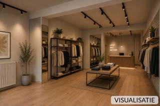 Ruim handelspand met mooie vitrinebreedte, gelegen in een zijstraat van de Gasthuisstraat te Turnhout.<br /><br /><strong>Omschrijving:</strong><br />Deze handelsruimte van ± 130m² is zeer centraal gelegen, op wandelafstand van de Grote Markt, in een zijstraat van de winkelstraat (Gasthuisstraat) te Turnhout.<br />Door de mooie ligging en de parking aan Carrefour nabij, zijn er veel parkeermogelijkheden en is er zeer veel passage!<br /><br />Het pand biedt diverse mogelijkheden, voor bijvoorbeeld kledingszaak, voedingswinkel, ...<br /><br />Er is tevens een zeer ruime en praktische kelder voorzien van maar liefst 80m²!