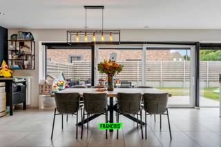 VANAFPRIJS: €399 000In Kemmel (deelgemeente Heuvelland), gelegen in een rustige straat, doch vlakbij allerlei voorzieningen (basisschool, bakkerij,...