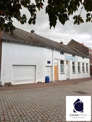 VOORMALIGE HORECAZAAK MET GARAGE EN SCHUURTJES AAN HET KERKPLEIN VAN HET LANDELIJKE ZARLARDINGE. In deze groene en aantrekkelijke...