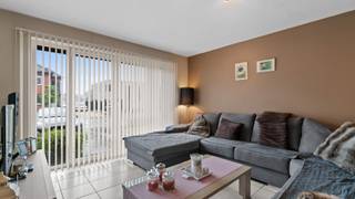 Op zoek naar een comfortabel appartement met een gunstige EPC-score?<br />Dan is dit gezellig appartement aan de Koolmijnlaan te Houthalen-Helchteren zeker een bezoek waard.<br /><br />Het appartement werd gebouwd in 2002 en beschikt over een bewoonbare oppervlakte van 81 m² exclusief het terras.<br />Gelegen op een centrale locatie met winkels, scholen en openbaar vervoer op wandelafstand.<br />Dankzij de vlotte verbinding met de E314 bereikt u bovendien snel Genk, Hasselt en omliggende gemeenten.<br /><br /><u>Troeven van dit appartement:</u><br />✔ Gelijkvloers<br />✔ 2 slaapkamers<br />✔ Aangenaam en rustig terras<br />✔ Energiezuinig met een EPC-score van 126 kWh/m² (label B)<br />✔ Privatieve garage (afsluitbaar)<br />✔ Centrale en vlot bereikbare ligging<br />✔ ...<br /><br /><u>Indeling</u><br />Via de inkomhal bereikt u de verschillende leefruimtes van het appartement.<br />De lichtrijke woonkamer vormt samen met de keuken een aangename leefomgeving.<br />Verder beschikt het appartement over een afzonderlijk toilet, een badkamer, twee slaapkamers en een praktische wasplaats.<br /><br />De bijhorende garage zorgt voor extra comfort en opslagmogelijkheden.<br /><br /><u>Documenten</u><br />Het EPC-verslag en het grondplan kan u eenvoudig downloaden in bijlage.<br /><br />Momenteel wordt het appartement verhuurd.<br />Voor meer info over de verhuring kan u contact met ons opnemen.<br /><br />Interesse?<br />Contacteer ons gerust voor meer informatie of een bezichtiging ter plaatse. Wij laten u dit appartement graag ontdekken.<br />