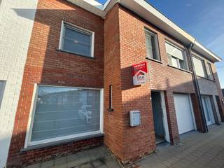 Dadizele - Ruime woning met 4 slaapkamers en garage te huur.Indeling:Gelijkvloers: inkom met apart toilet en toegang tot de ruime woonkamer met zicht...