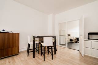 <p>Quares - TREVI Groep presenteert :<br /><br />Dit aangename één slaapkamer appartement bevindt zich op de gelijkvloerse verdieping van een kleinschalig residentie, gesitueerd in de Veluwestraat in het hartje van de stad en heeft dus een ideale uitvalsbasis.</p>
<p>Via de inkomhal betreedt u het appartement. Er werd gekozen voor een open indeling van de ruimtes waardoor u een maximaal ruimtegevoel kan ervaren met een optimale lichtinval. De keuken, die voorzien is van kasten en toestellen, geeft u toegang naar de aangename buitenruimte. Deze is deels inpandig waardoor u optimaal kan ontspannen en in alle privacy genieten van het stadsleven. Aan de achterzijde van het appartement bevindt zich de slaapkamer met ensuite badkamer voorzien van ligbad, lavabo en toilet. <br /><br />Het appartement is ideaal voor eigen bewoning maar tevens ook als investering aangezien het appartement momenteel verhuurd is. <br /><br />Openbaar vervoer, winkels, sportfaciliteiten, allen op wandel-/fietsafstand.</p>