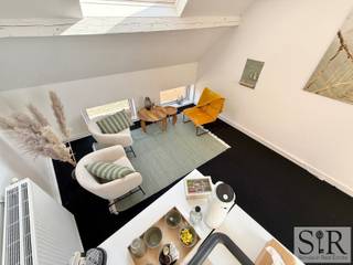 <p>In het hart van Mechelen, in een karaktervol historisch pand, ontdek je deze stijlvolle kantoorruimte in het Ondernemershuis. Een rustige werkplek, omringd door het bruisende stadsleven – waar ondernemen, connecteren en professioneel groeien hand in hand gaan.</p>
<p>Deze instapklare ruimte is perfect voor zelfstandigen of kleine teams die op zoek zijn naar uitstraling én comfort. Denk aan een advocaten- of boekhoudkantoor, creatieve studio of dienstverlener. Gelegen op wandelafstand van het station en met parkings in de buurt is dit kantoor vlot bereikbaar.</p>
<p>Het kantoor is open, lichtrijk en straalt rust en professionaliteit uit. Via de gemeenschappelijke inkomhal bereik je een private ruimte met hoge plafonds, grote ramen en een aangename sfeer. Er is een uitgeruste kitchenette en gedeeld sanitair.</p>
<p>Bemeubeld, afgewerkt met kwaliteitsvolle materialen en voorzien van snel internet. Vergaderruimte beschikbaar indien gewenst. Inclusief nutsvoorzieningen, internet, schoonmaak en toegang tot gedeelde delen. Met camerabewaking en toegangscontrole.</p>
<p>Kantoorruimtes van 1 tot 8 personen, vanaf €790/maand excl. 21% btw. Interesse? Bel 015 65 50 05 of mail info@immosir.be.</p>