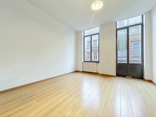 Lichtrijk appartement met 2 slaapkamers en grote tuin – Europese Wijk, Elsene<br /><br />📍 Troonstraat 175 – 1050 Elsene<br /><br />Gelegen in de Troonstraat, op slechts 5 minuten wandelen van de Europese Wijk, bevindt dit lichtrijke appartement van ±80 m² zich op de 1e verdieping van een goed onderhouden gebouw, in een levendige en aangename straat, vlak bij winkels, openbaar vervoer, scholen en supermarkten.<br /><br />Het appartement bestaat uit een inkomhal, een lichtrijke leefruimte van ongeveer 20 m², ideaal voor dagelijks comfort.<br />De ingerichte keuken geeft rechtstreekse toegang tot een uitzonderlijke privatieve tuin van ±100 m², een zeldzaamheid voor een appartement op de eerste verdieping.<br /><br />De nachthal leidt naar twee ruime slaapkamers (±16 m² en ±12 m²) en een badkamer met ligbad, lavabo en toilet.<br /><br />🔹 Troeven<br /><br />Topligging – Europese Wijk<br /><br />Zeer grote privatieve tuin (±100 m²)<br /><br />Veel natuurlijk licht<br /><br />Praktische indeling<br /><br />Goed onderhouden gebouw<br /><br />Ideaal als eigen woning of investering<br /><br />📌 EPC : E<br />🔥 Gasverwarming<br /><br />💰 Prijs : 350.000 €<br /><br />📞 Inlichtingen en bezoeken op afspraak<br />+32 472 34 44 08<br />bruxelles.europe@weinvest.be<br /><br />🌐 Bekijk al onze beschikbare panden op www.weinvest.be