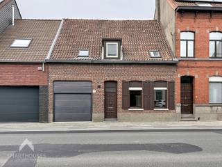 <p>Centraal gelegen woning bestaande uit een inkomhal met afzonderlijk toilet, ruime lichtrijke leefruimte met eet-en zithoek, ruime keuken met eetplaats, ingerichte badkamer (ligbad met douchemogelijkheid en lavabo), was/bergplaats, garage met sectionale poort en een private tuin met aangelegd terras en tuinberging. Op het verdiep is een nachthal met afzonderlijk toilet, 4 volwaardige slaapkamers, 2 bergingen en een ruime geisoleerde zolder.</p>
<section>
<div>
<div>
<div>
<div>
<div>
<div>
<p></p>
</div>
</div>
</div>
</div>
</div>
</div>
</section>
<p>Extra troeven:</p>
<ul>
<li>Bewoonbare oppervlakte van 190m²</li>
<li>Dubbele beglazing en CV op gas</li>
<li>Regenwaterput</li>
<li>Droge kelder</li>
<li>Vlotte verbinding naar scholen, winkels, openbaar vervoer en belangrijke in-en uitvalswegen.</li>
</ul>
<p></p>
<p>Deze woning is te koop ZONDER makelaar via het concept van Smart Houses! Wenst u verdere inlichtingen of bezoek? Contacteer rechtstreeks de eigenaar via 0496 96 80 28</p>