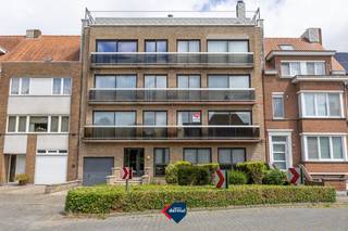 Découvrez ce spacieux appartement de 3 chambres situé au premier étage de la résidence Gull à Ostende. Ce bien constitue une excellente opportunité pour ceux qui recherchent un appartement offrant du potentiel et la possibilité d’être entièrement rénové selon leurs propres goûts. L’appartement se compose d’une distribution pratique avec un séjour lumineux, trois chambres et une agréable terrasse à l’arrière, où vous pourrez profiter du calme en toute tranquillité. En outre, le bien comprend une cave privative ainsi qu’un garage (inclus dans le prix), un atout majeur dans cet emplacement central. Ce projet de rénovation vous offre la possibilité de personnaliser entièrement un appartement dans un emplacement agréable à Ostende, à distance de marche des commerces, des transports en commun et de la plage. Intéressé par ce bien plein de potentiel ? Contactez-nous pour plus d’informations ou pour organiser une visite.