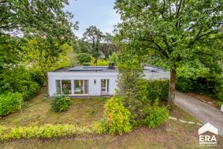 [[ DIT PAND NEEMT DEEL AAN DE ERA OPEN HUIZEN DAG OP 19/9 VAN 14:30 TOT 15:30 ]]
Bent u op zoek naar een gelijkvloerse woning met drie slaapkamers, een prachtige tuin en een goede energieprestatie? Dan is deze woning aan de Münchenlaan 5 in Mol zeker het ontdekken waard.<br />Dankzij de praktische gelijkvloerse indeling bevinden alle ruimtes zich op één niveau. De woning beschikt over drie slaapkamers, een zeer ruime garage en een EPC-label B. <br />Een absolute troef is de idyllische, groene tuin, waar u heerlijk kunt genieten van de rust en privacy. Met twee terrassen geniet u bovendien zowel van de ochtend- als avondzon. Een zonneluifel en vliegenramen zorgen tijdens de warmere maanden voor extra comfort. <br />De woning is gelegen in de groene en rustige wijk van Mol. Tegelijkertijd zijn het centrum, winkels, scholen, horeca en andere dagelijkse voorzieningen vlot bereikbaar. Ook voor fiets- en wandelmogelijkheden zit u hier goed.<br />Troeven:
<ul><li>Gelijkvloerse woning</li><li>3 slaapkamers</li><li>EPC-label B</li><li>Warmtepomp voor verwarming en koeling</li><li>Idyllische, groene tuin</li><li>2 terrassen met ochtend- én avondzon</li><li>Zonneluifel en vliegenramen</li><li>Regenwaterputten</li><li>Zeer ruime garage</li><li>Rustige, groene woonomgeving</li><li>Vlotte bereikbaarheid</li><li>Nabij het centrum van Mol</li></ul>
Een comfortabele gelijkvloerse woning met een prachtige tuin en alles binnen handbereik. Zeker een bezoek waard!