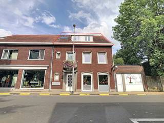 Cet appartement mansardé comprend un salon, une cuisine, une salle de bains, un débarras/buanderie, une chambre et une place de...