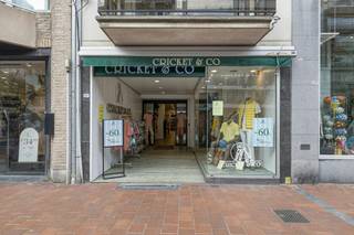Vous recherchez un bien commercial situé dans un emplacement commercial de premier ordre dans le cœur animé de Knokke ? Ce bâtiment prêt à emménager vous offre une occasion unique d'établir votre entreprise dans la rue commerçante la plus populaire de la ville : la Lippenslaan.<br /><br />Propriétés de la propriété :<br />- Emplacement idéal : situé au cœur de la très animée Lippenslaan, lieu de prédilection pour les amateurs de shopping et les passants.<br />- Aménagement spacieux :<br />Rez-de-chaussée : (113 m²) comprenant un espace commercial, des toilettes et un espace de rangement <br />- Prêt à emménager : la propriété est en excellent état et prête à être utilisée <br />Coûts communs : 200,00 €/mois<br /><br />Bénéficiant d'un emplacement central dans l'une des rues commerçantes les plus prestigieuses de Knokke, vous attirerez à la fois les clients locaux et les touristes. La grande visibilité et l'attrait commercial de la Lippenslaan font de ce bâtiment le choix idéal pour les détaillants qui souhaitent se développer et prospérer.<br /><br />N'hésitez pas à nous contacter si vous êtes intéressé par cette propriété commerciale composée de locaux commerciaux à louer à Knokke.