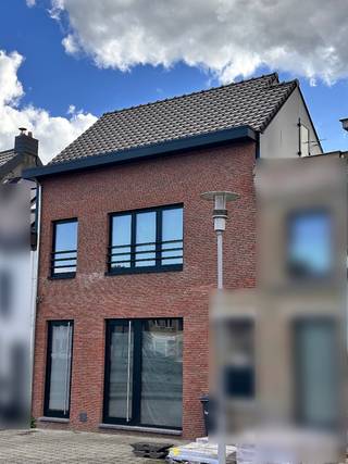 **Uniek casco+ woon-werkproject aan de waterkant in Klein-Willebroek**<br /><br />Op een toplocatie langs de Vaart bevindt zich dit uitzonderlijke casco+ project op een perceel van ca. 300 m². Het combineert een ruime handelsruimte met een exclusief duplex-appartement en biedt tal van mogelijkheden: woon-werkcombinatie, horeca, kantoor, praktijk, atelier, showroom, **kangoeroewoning** of investeringsproject (mits naleving van de stedenbouwkundige voorschriften).<br /><br />Het gelijkvloers beschikt over een lichtrijke handelsruimte met toegang tot een zonnige tuin van ca. 200 m² via een op maat gemaakte metalen terrasconstructie (momenteel in productie). Bovendien is het volledige gebouw onderkelderd, ideaal als opslag-, hobby- of werkruimte.<br /><br />De duplex werd ontworpen als een moderne loft met een indrukwekkende vide tot in de nok van het dak, een mezzanine en een volledig vergund dakterras.<br /><br />Dit project is veel verder afgewerkt dan een klassieke casco:<br /><br />* Nieuwe dakconstructie met hoogwaardige isolatie<br />* Nieuwe geïsoleerde gevels<br />* Driedubbele beglazing<br />* Zonwerend glas aan de zuid- en tuinzijde<br />* Elektrische sleuven reeds voorzien<br />* Afvoerleidingen reeds geplaatst<br /><br />Dankzij deze casco+ voorbereiding kan de koper de afwerking volledig naar eigen smaak realiseren én aanzienlijk besparen op afwerkingskosten.<br /><br />**Troeven**<br />• Vraagprijs: €590.000 (2x €295000)<br />• Perceel ca. 300 m²<br />• Zuidgerichte tuin ca. 200 m²<br />• Volledig onderkelderd<br />• Vergund dakterras<br />• Loftgevoel met vide en mezzanine<br />• Topligging aan de waterkant<br /><br />Een zeldzame opportuniteit voor wie op zoek is naar een karaktervol pand met uitzonderlijk veel mogelijkheden op een unieke locatie.<br /><br />Contacteer ons voor meer informatie, plannen of een bezoek ter plaatse.<br /><br />Opmerking: De toegevoegde 3D-renders dienen uitsluitend ter inspiratie en om een mogelijk eindresultaat van de afwerking te visualiseren. Ze zijn louter illustratief en maken geen deel uit van de verkoop.<br /><br />