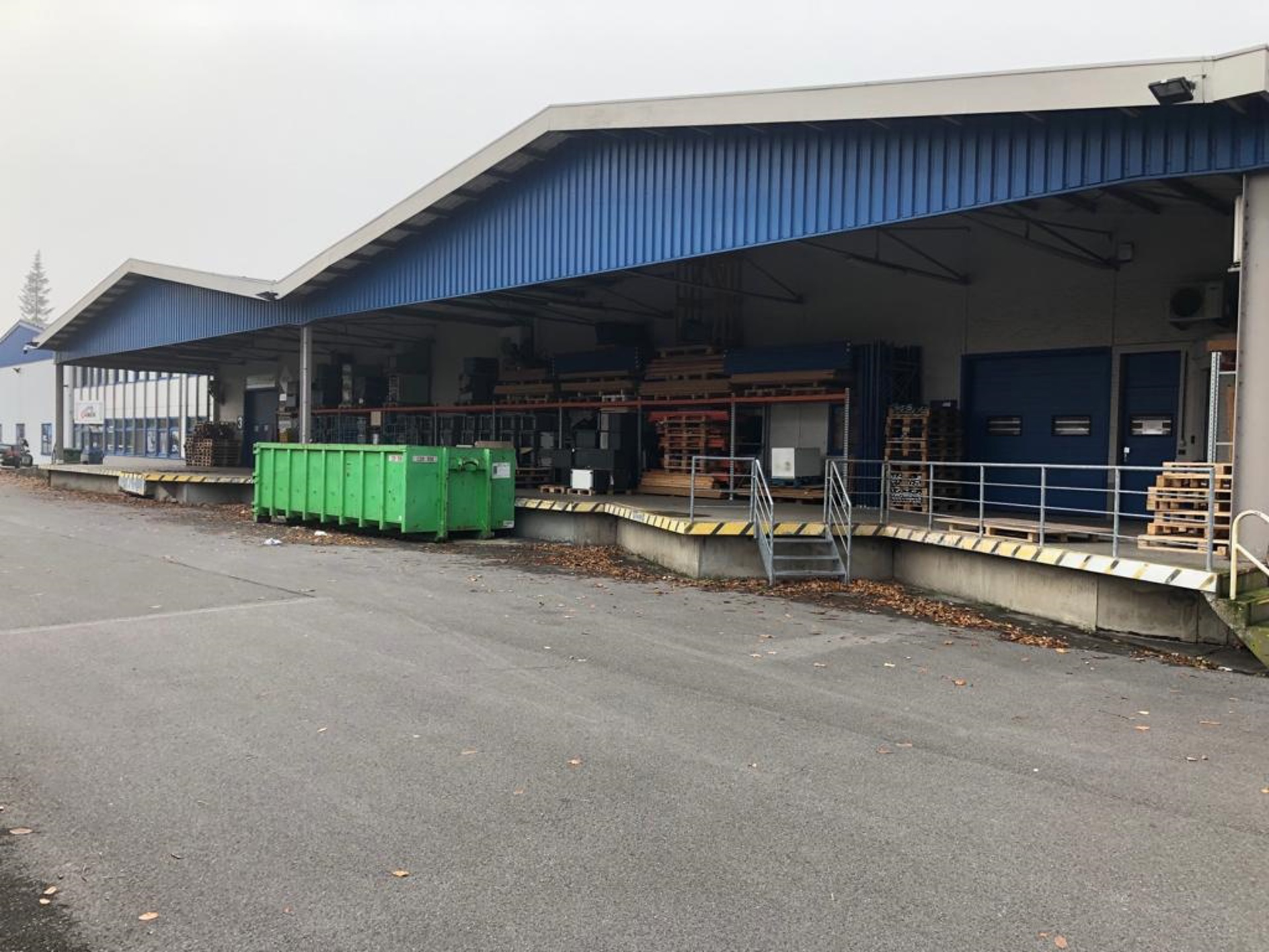 Polyvalent gebouw in Aartselaar: magazijn met kantoor/showroom  - foto 1