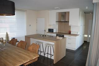 Modern energiezuinig appartement met 2 slaapkamers en groot terras met landelijk zicht, eigen autostaanplaats.Indeling: inkomhal met (gasten)toilet,...